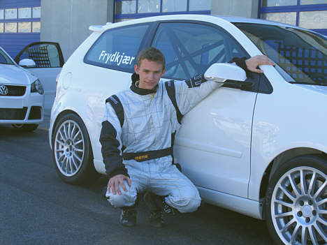 Kennie Frydkjær Jensen ved ’sin’ jomfruelige racer, endnu uden sponsormærker og mén efter close-race – og i øvrigt med det forpligtende chassisnummer ’CUP001’..